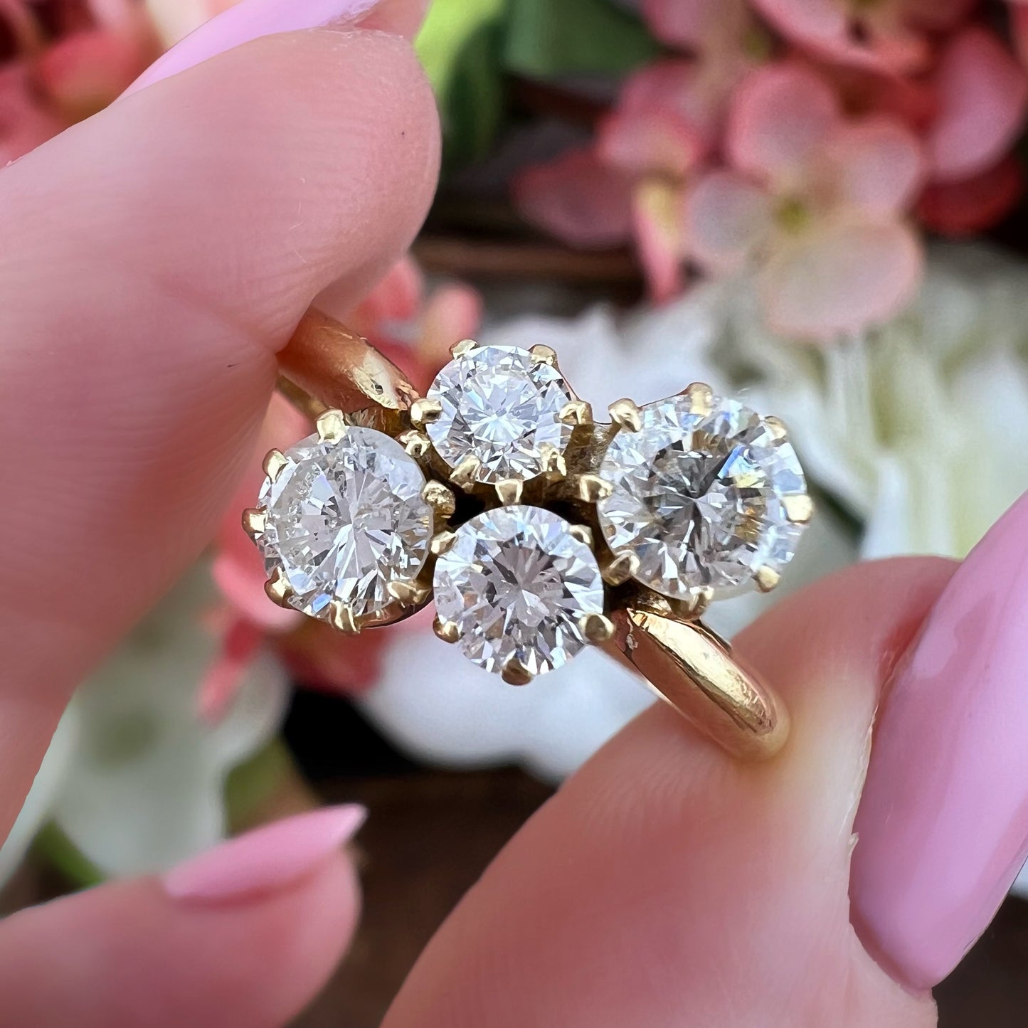 Anello vintage a quattro diamanti in oro giallo 18 carati