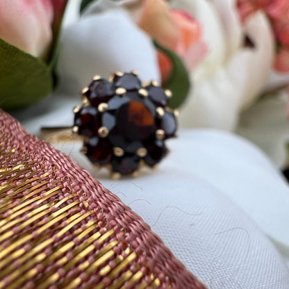 Anello margherita Vintage Inglese in Oro 18k con Granati