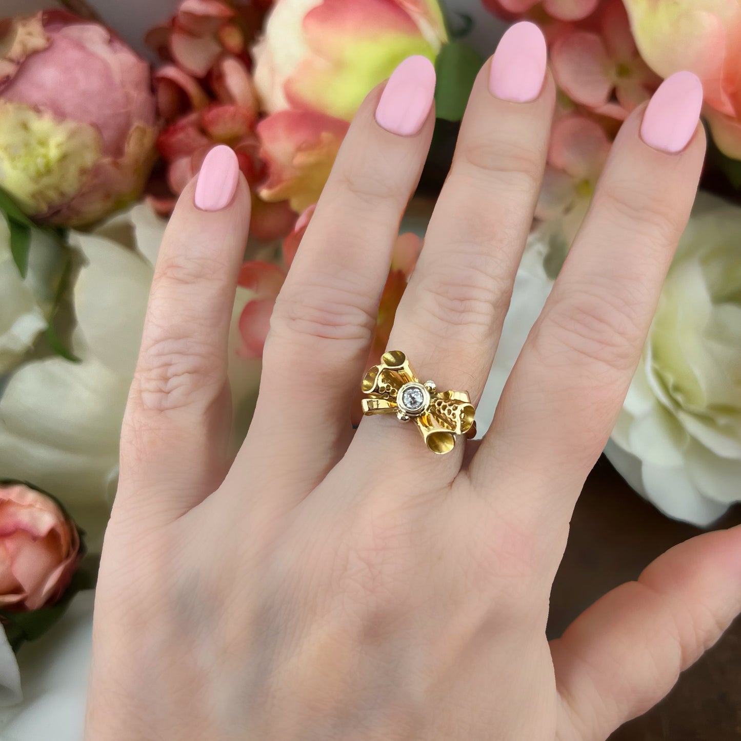 Anello a fiocco pre 1934 in oro 18k e diamante Old Mine