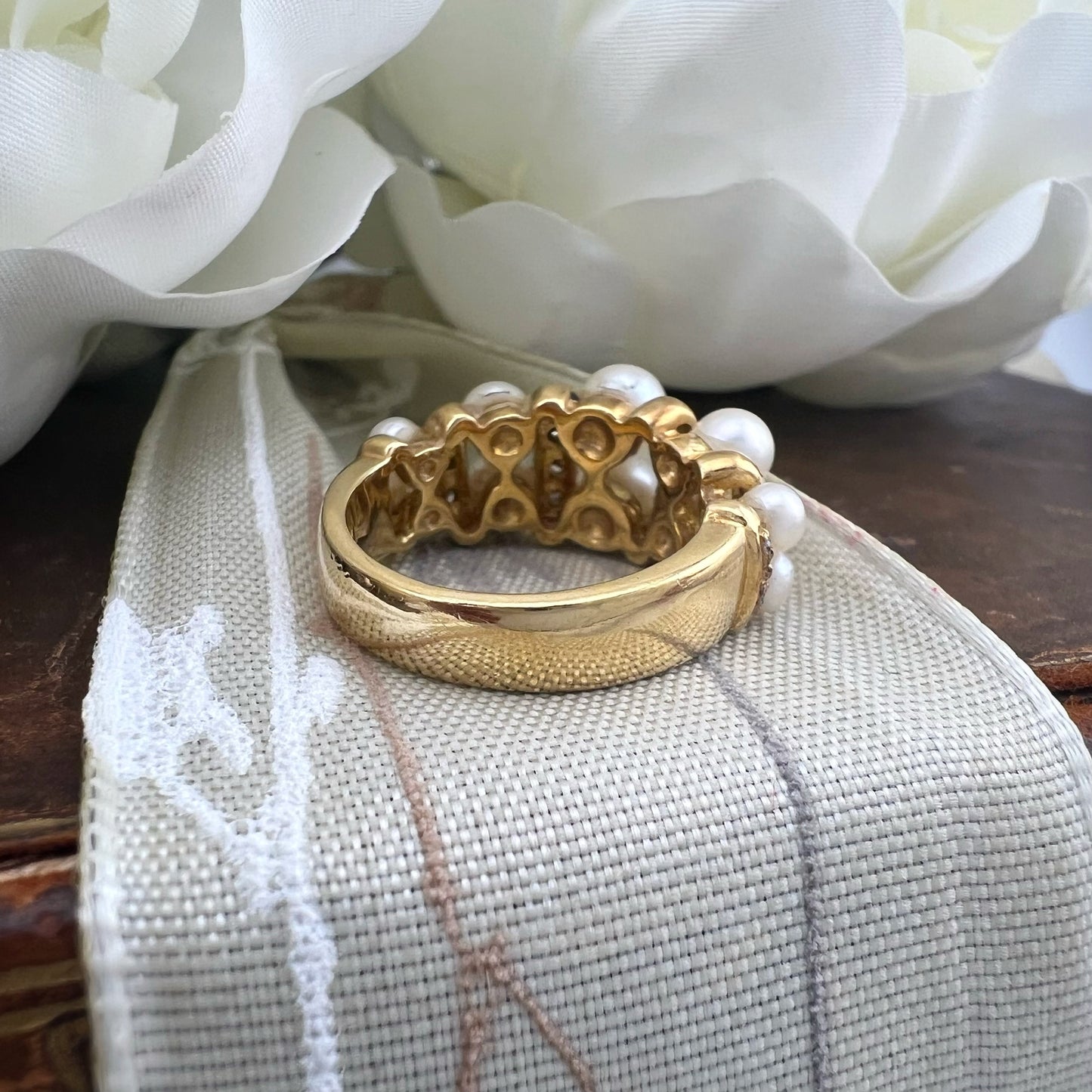 Anello in oro 18 carati perle e diamanti. Milano 1970-80