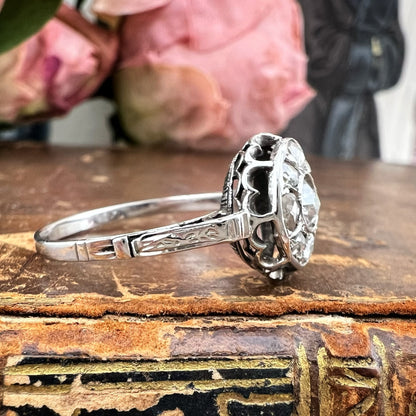 Anello Liberty anni ’20 con diamanti a motivo floreale in oro bianco 18 kt