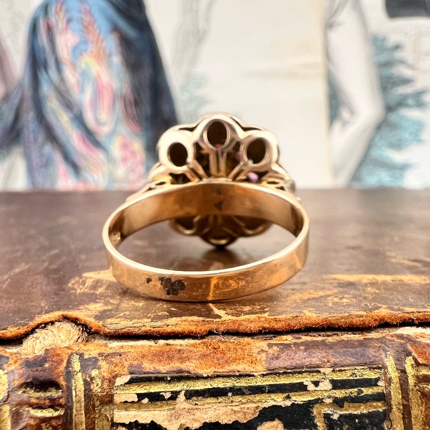Anello a fiore in oro 18k con perla, rubini e smalto verde – Italia, circa anni ’60