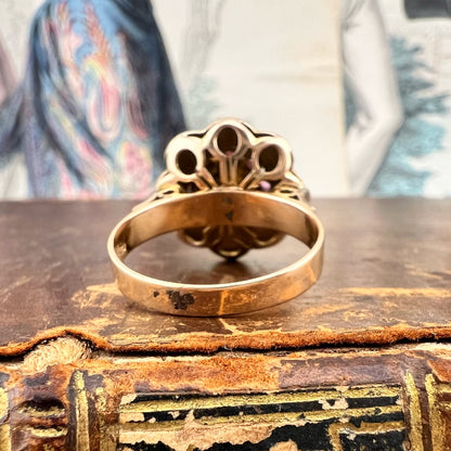 Anello a fiore in oro 18k con perla, rubini e smalto verde – Italia, circa anni ’60