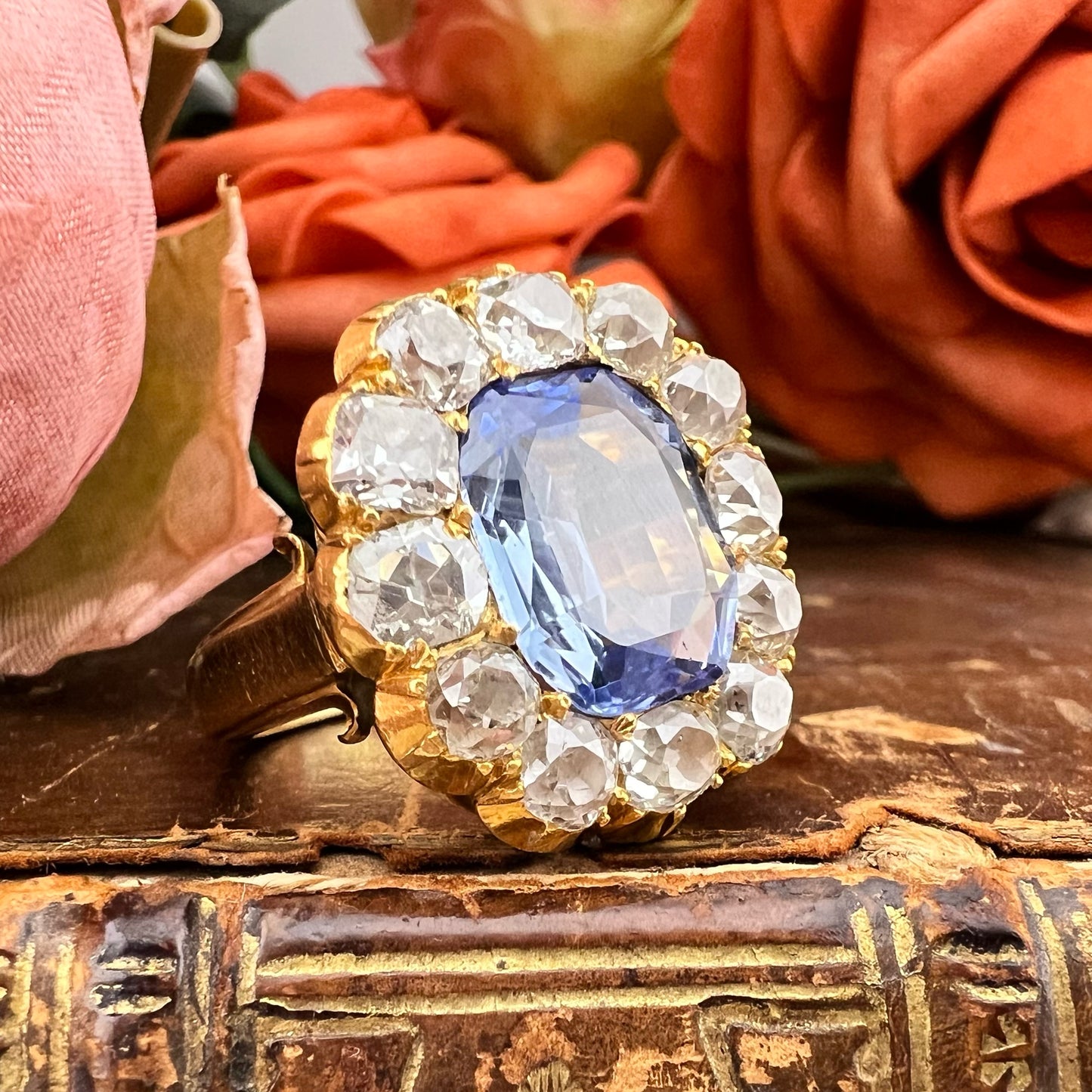 Anello fine ‘800 con zaffiro Ceylon 4.60 ct diamanti old mine 5 ct oro giallo 18k