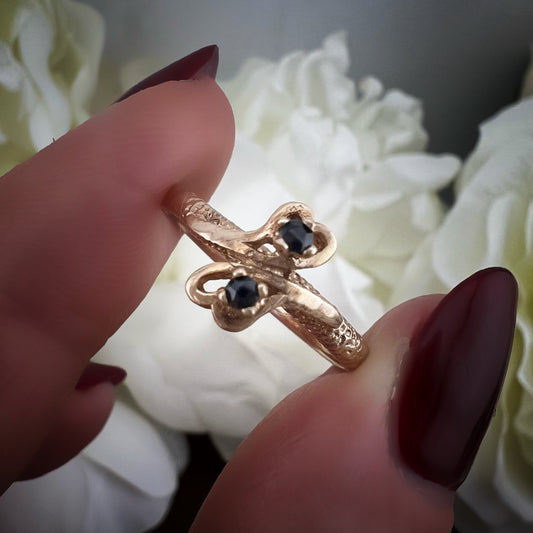 Anello in oro giallo 9 ct e zaffiri. Londra 1980