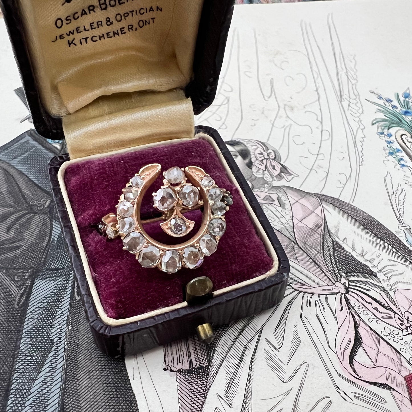 Anello antico in oro 18 kt con luna crescente e trifoglio di diamanti a taglio rosa – eleganza vintage e buon augurio