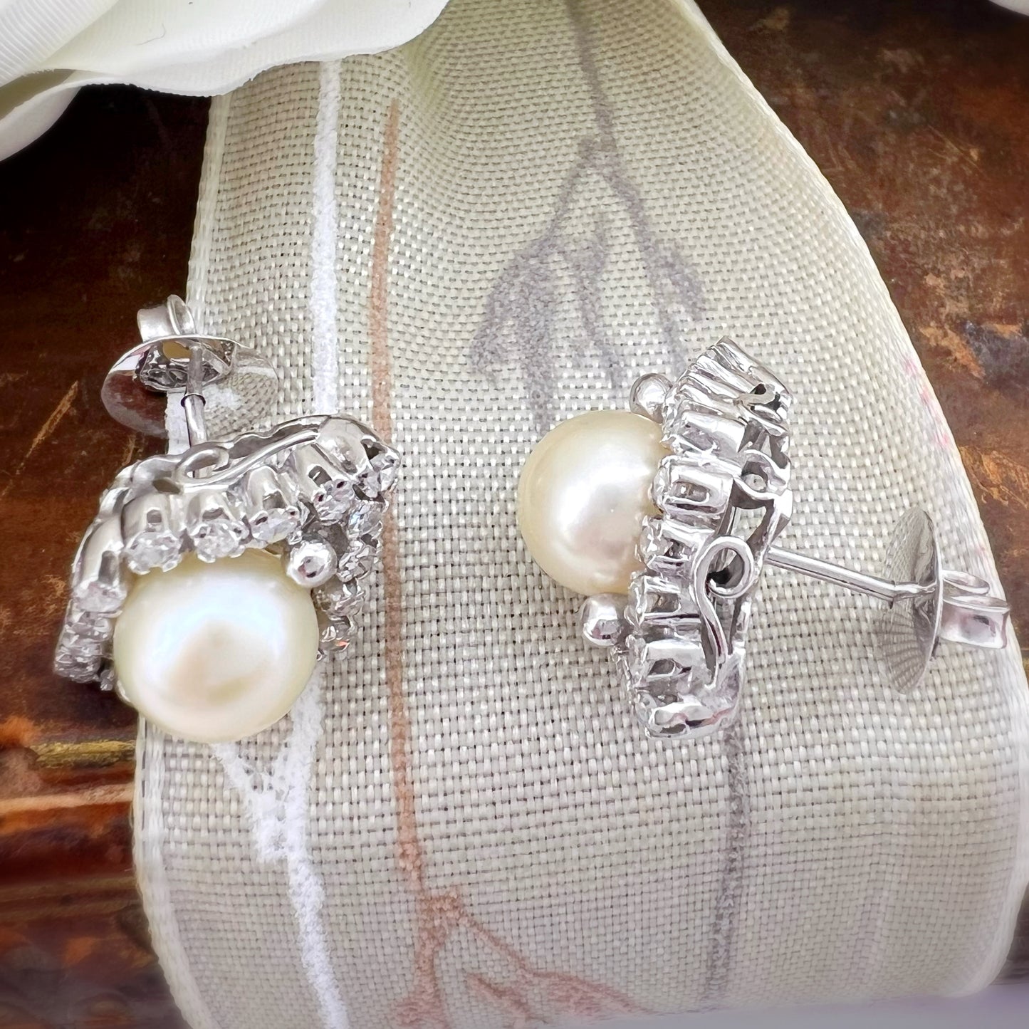 Orecchini in oro bianco 18 ct con perle e diamanti