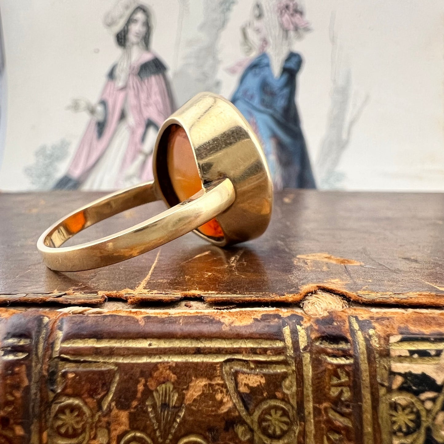 Grande anello chevalière in oro 18 carati e corniola. Italia 1970