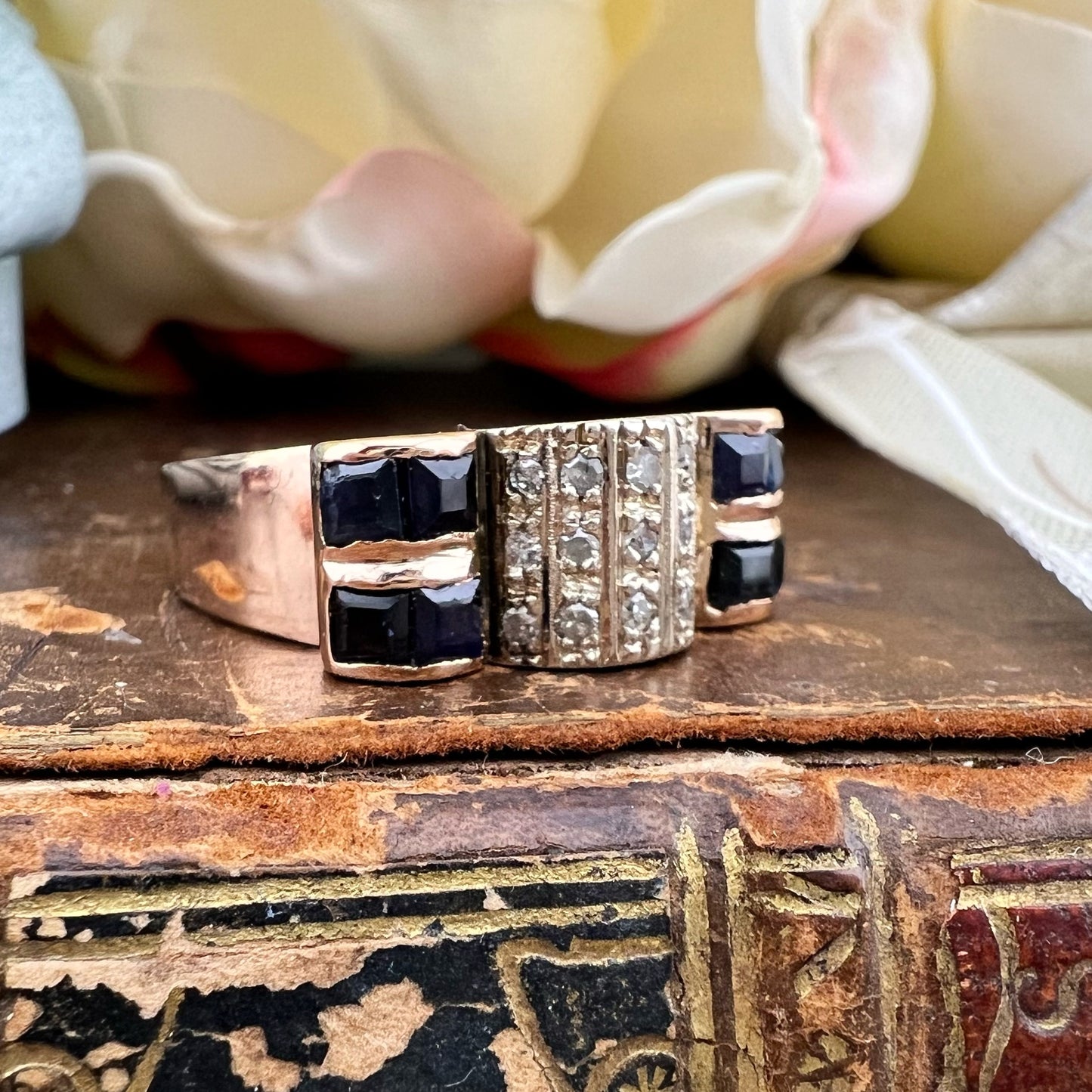 Anello a ponte con zaffiri e diamanti in oro 18 k
