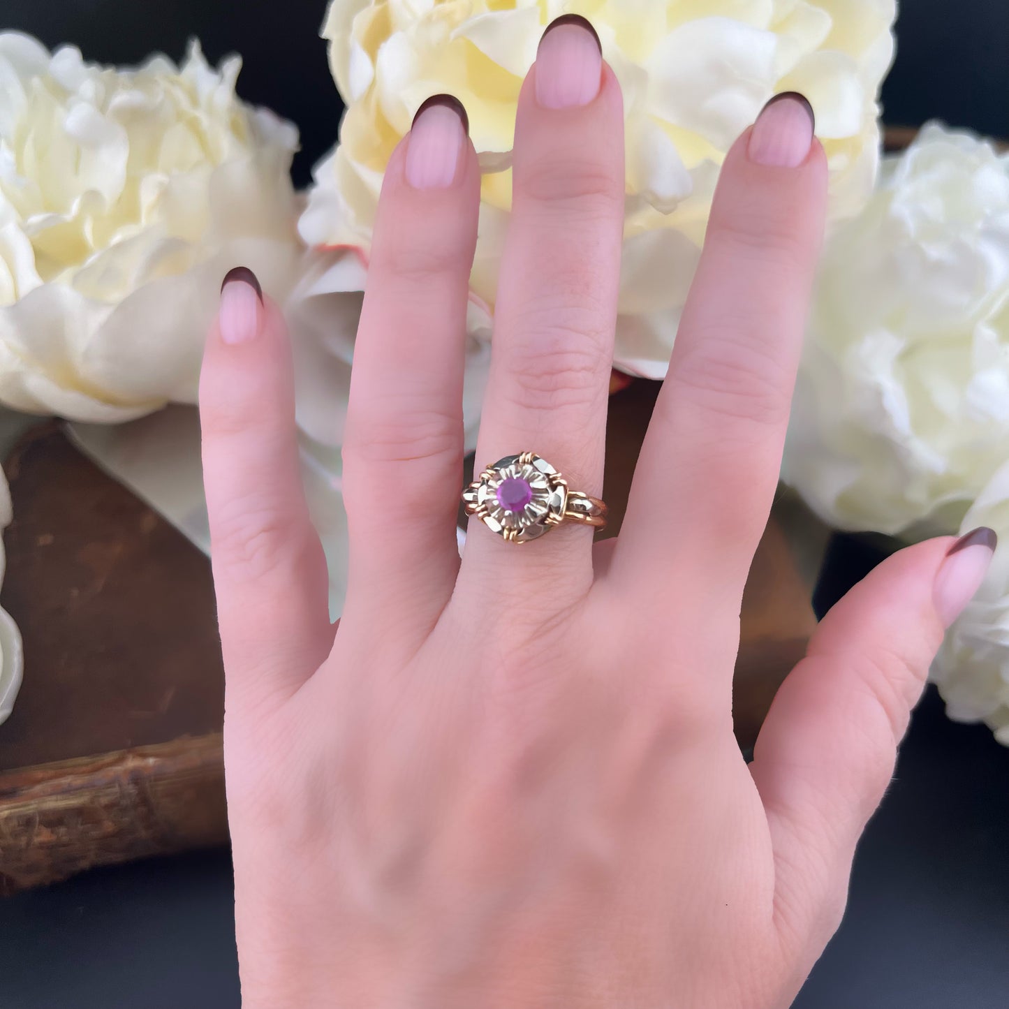 Anello in oro bianco e giallo anni ‘40 con rubino