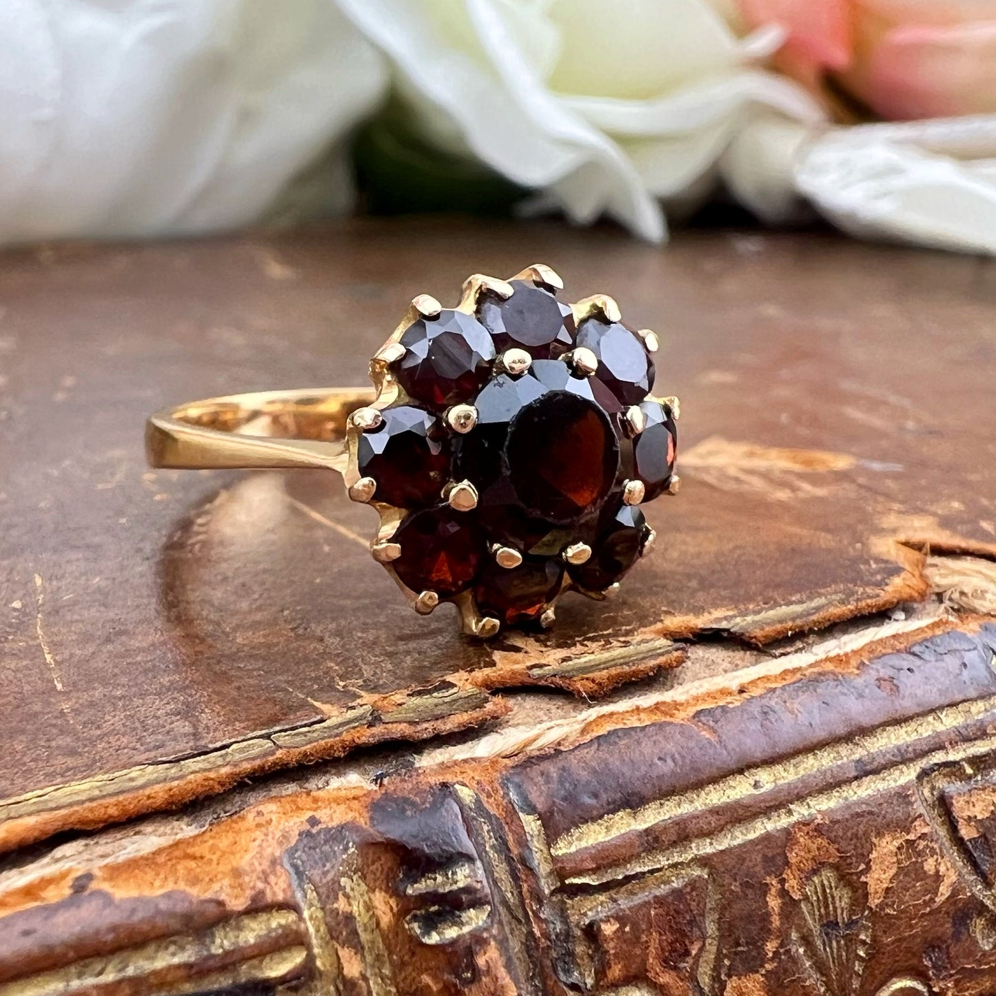 Anello margherita Vintage Inglese in Oro 18k con Granati