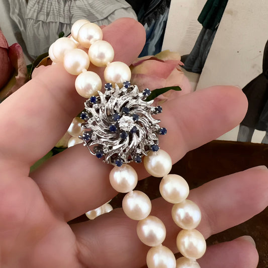 Collana girocollo a due fili di perle Akoya con chiusura in oro bianco 18 kt con diamanti e zaffiri