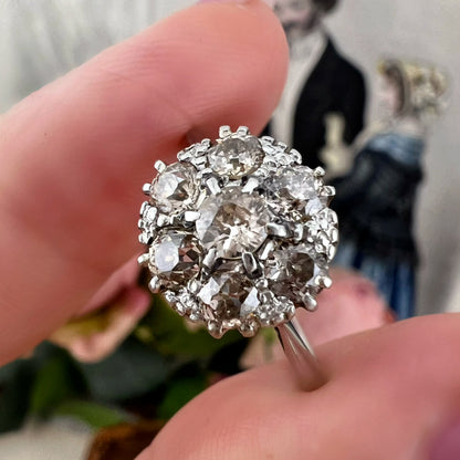 Anello a margherita con diamanti antichi old mine in oro bianco 18 kt e platino, Europa, circa 1920
