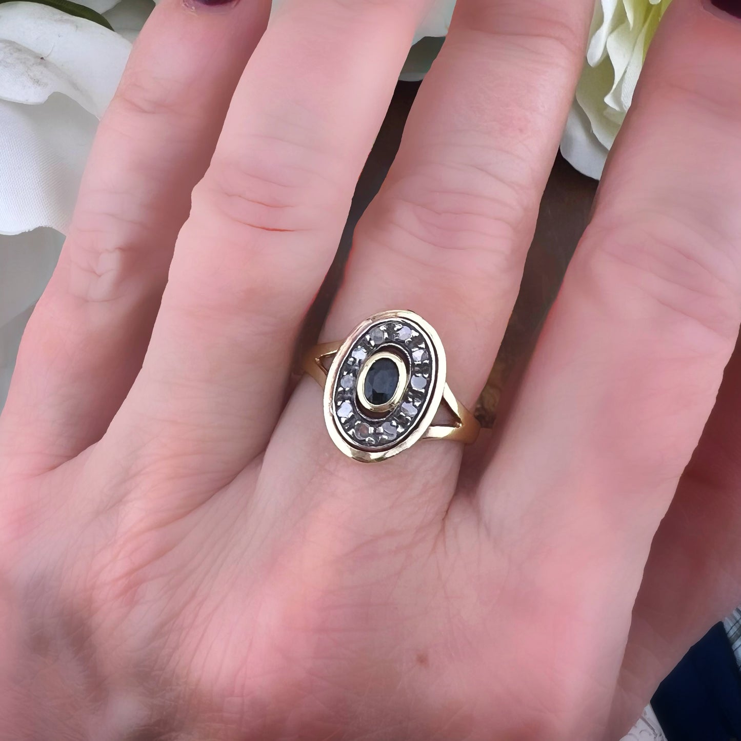 Anello Margherita ovale in oro 18 ct, zaffiro e diamanti a rosetta