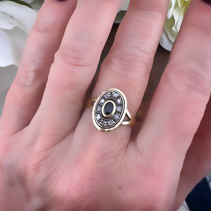 Anello Margherita ovale in oro 18 ct, zaffiro e diamanti a rosetta