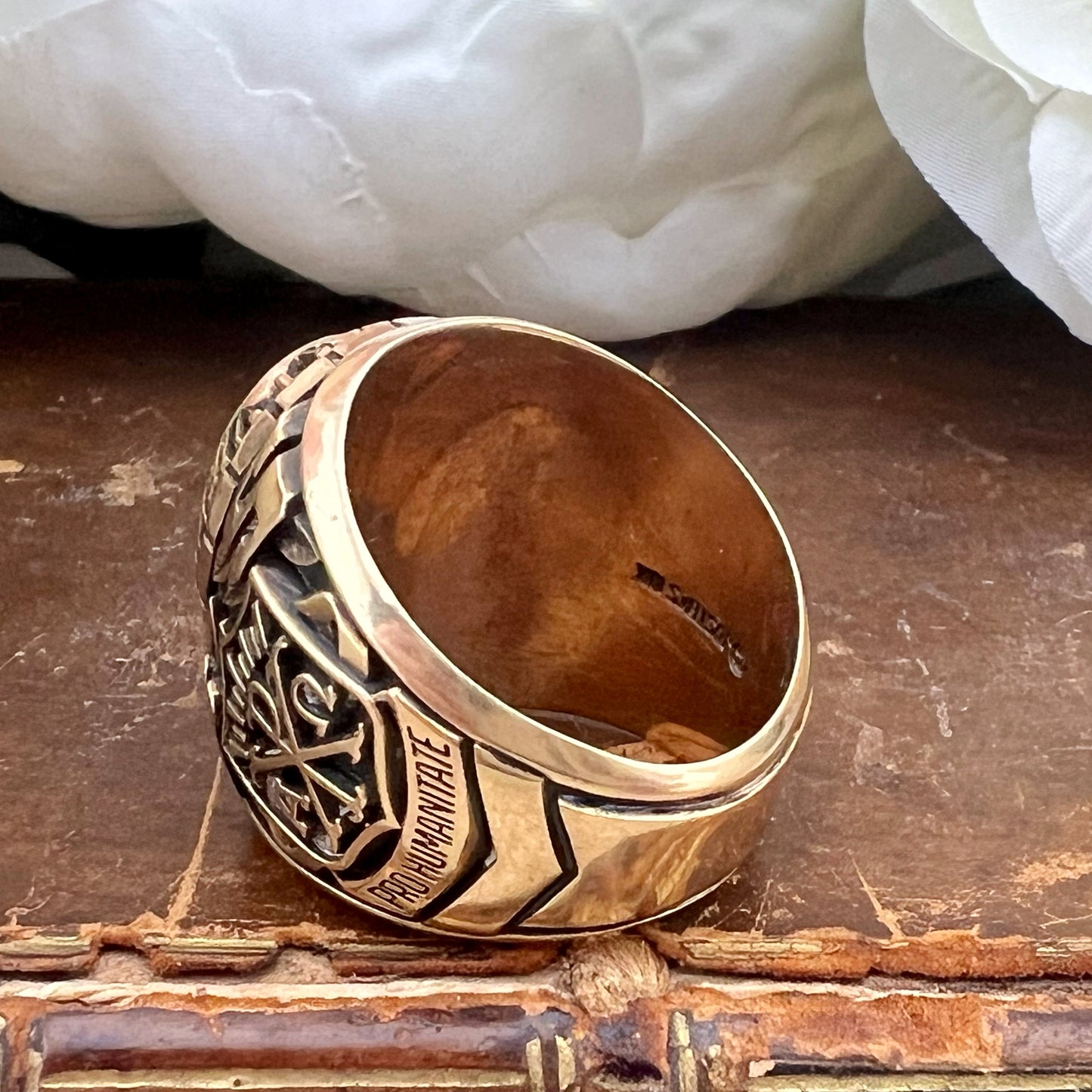 Voluminoso class ring in oro e spinello sintetico della Wake Forest University 1977