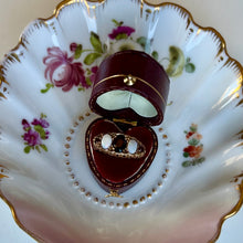 Carica l&#39;immagine nel visualizzatore di Gallery, Anello vintage con opali e granati
