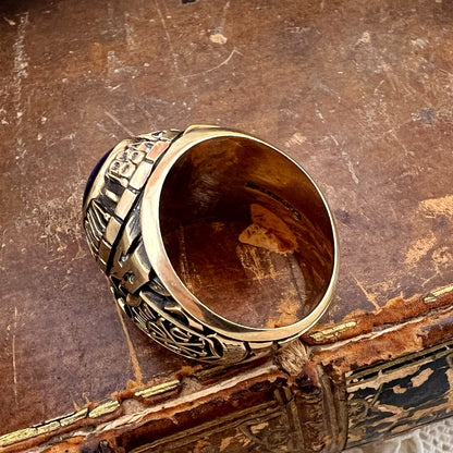 Voluminoso class ring in oro e spinello sintetico della Wake Forest University 1977
