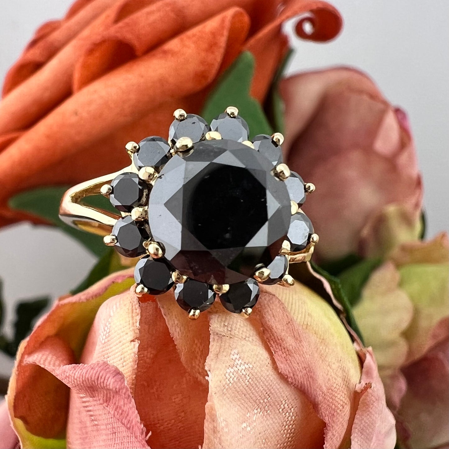 Anello a grande margherita vintage in oro giallo 18 kt e diamanti neri per 2.95 carati