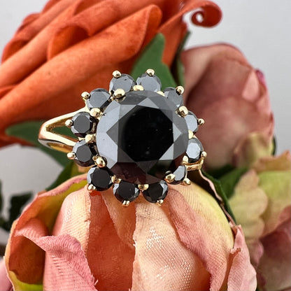 Anello a grande margherita vintage in oro giallo 18 kt e diamanti neri per 2.95 carati