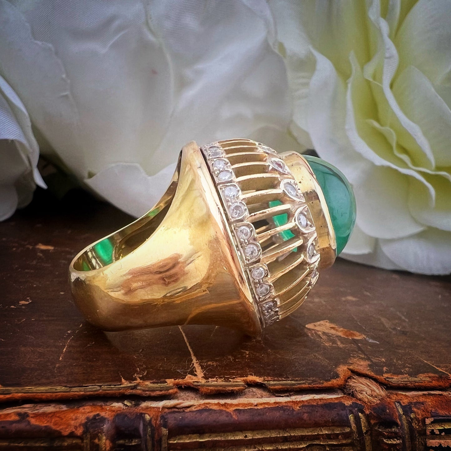 Imponente smeraldo cabochon da 20 ct su oro 18 ct e diamanti