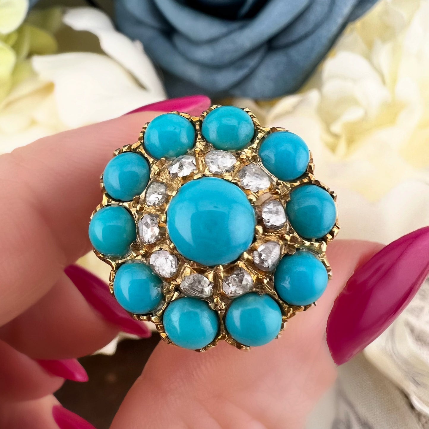 Grande anello a grappolo “Cluster” vittoriano con turchesi cabochon e diamanti “a notte”
