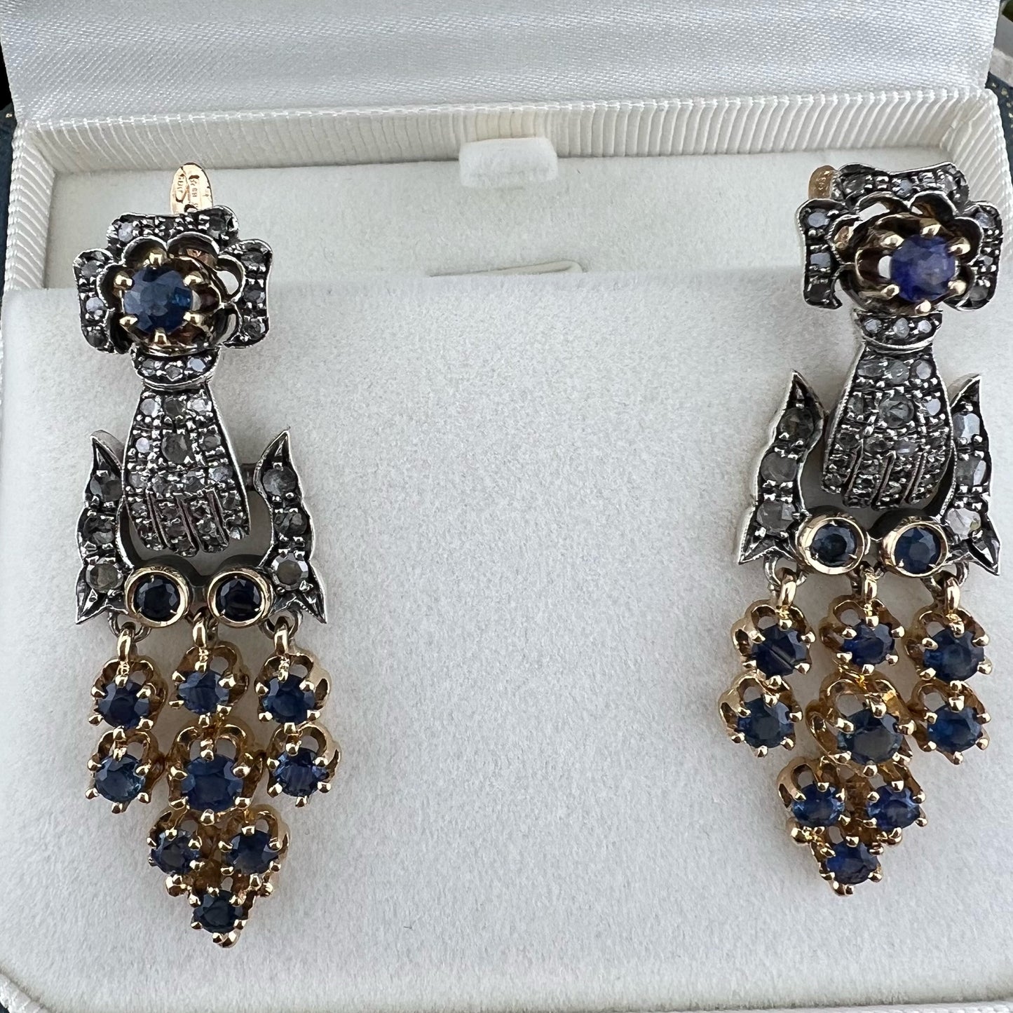 Orecchini pendenti vintage  “Mano con Borsetta a Frange” in oro, diamanti e zaffiri