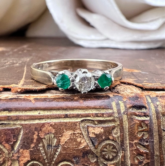 Anello Vintage Trilogy con Diamante e Smeraldi – 1981, Londra