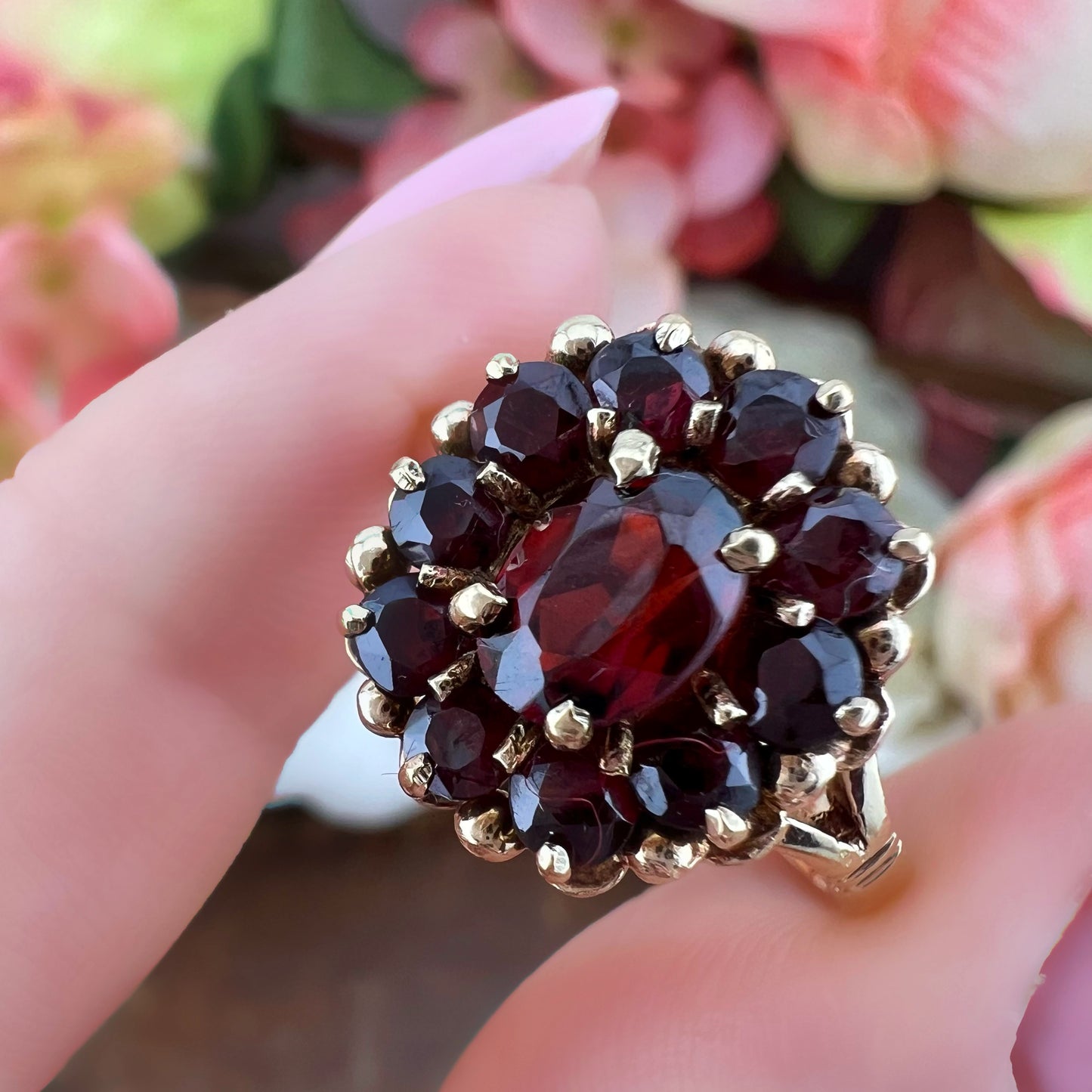 Anello vintage a margherita con granati – Londra, 1986