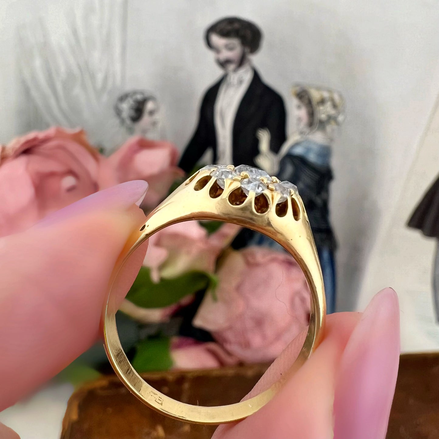 Anello margherita vittoriano con diamanti old mine e montatura Belcher, Inghilterra, 1890-1901