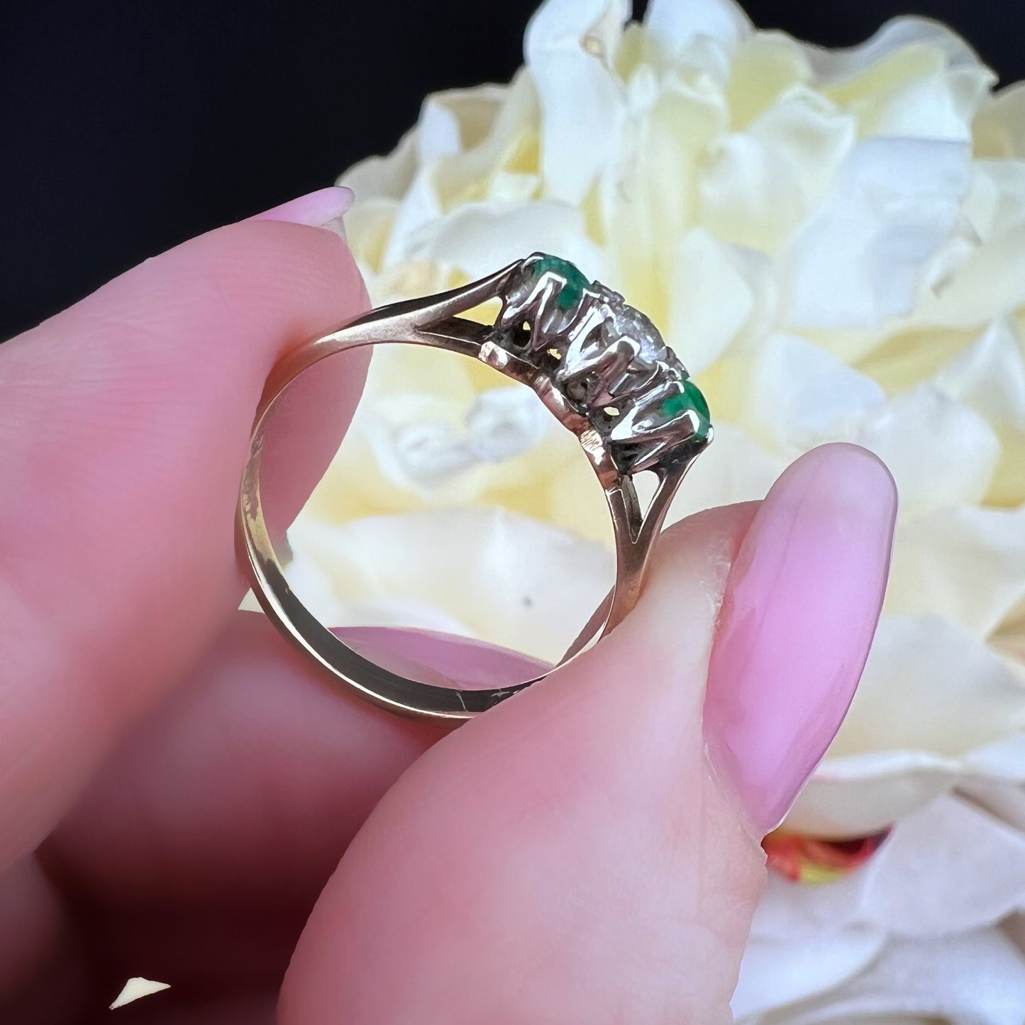 Anello Vintage Trilogy con Diamante e Smeraldi – 1981, Londra