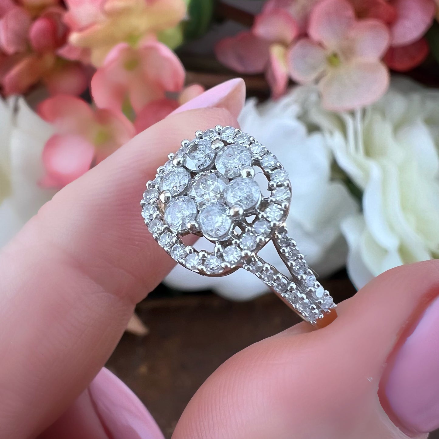 Anello modello Margherita con cornice di diamanti in oro