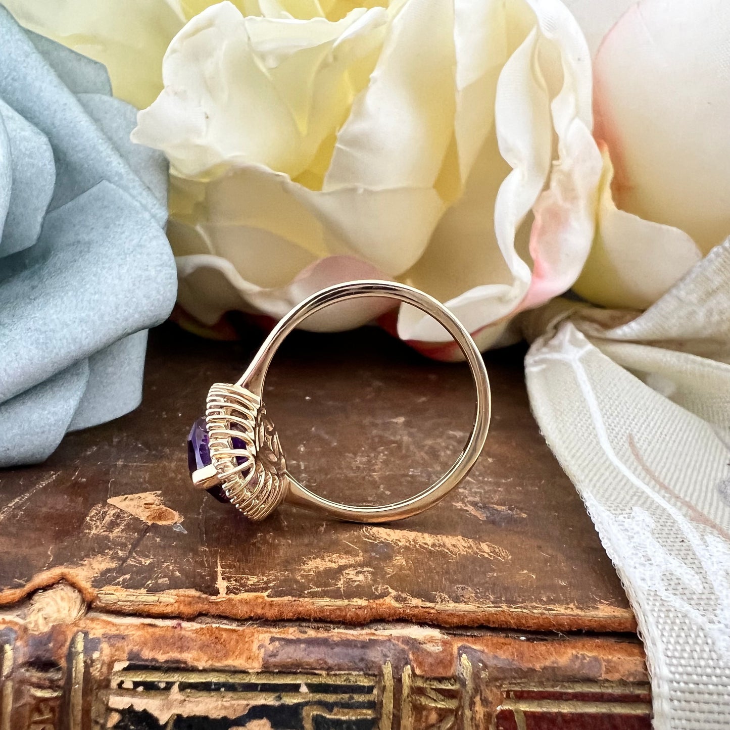 Anello con ametista marquise e diamanti a baguette