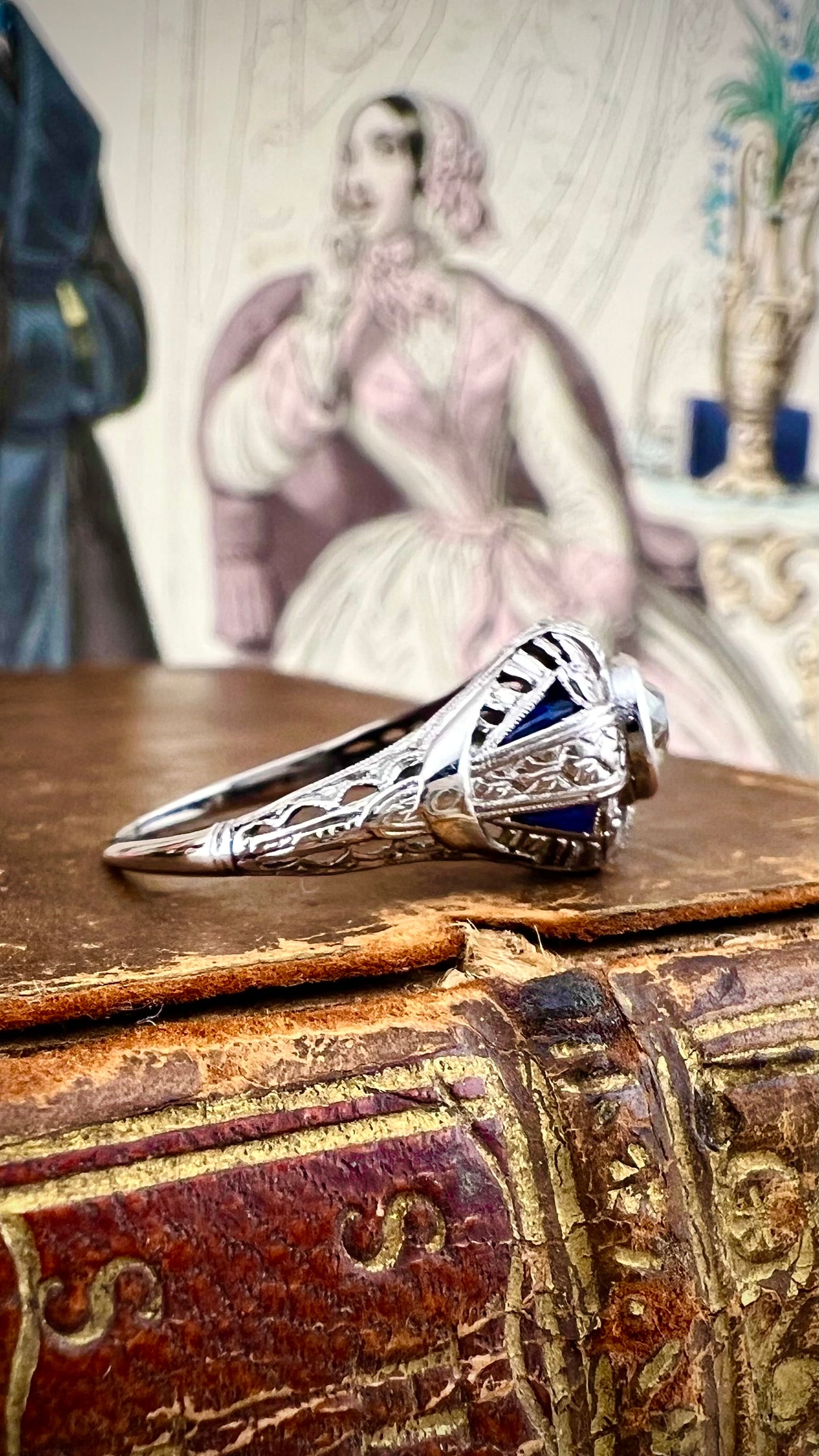 Anello Art Déco in platino con diamante Old Mine e zaffiri naturali. Italia c. 1920-30