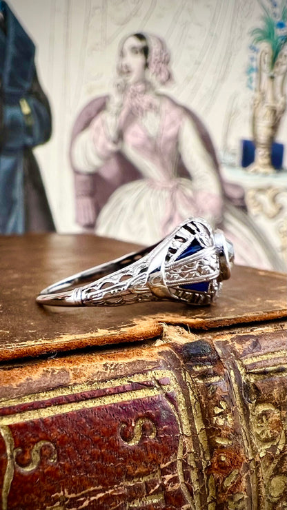 Anello Art Déco in platino con diamante Old Mine e zaffiri naturali. Italia c. 1920-30