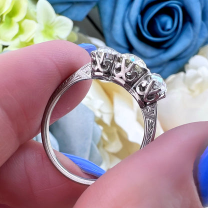 Anello trilogy in platino con diamanti old mine cut - circa 1910-20