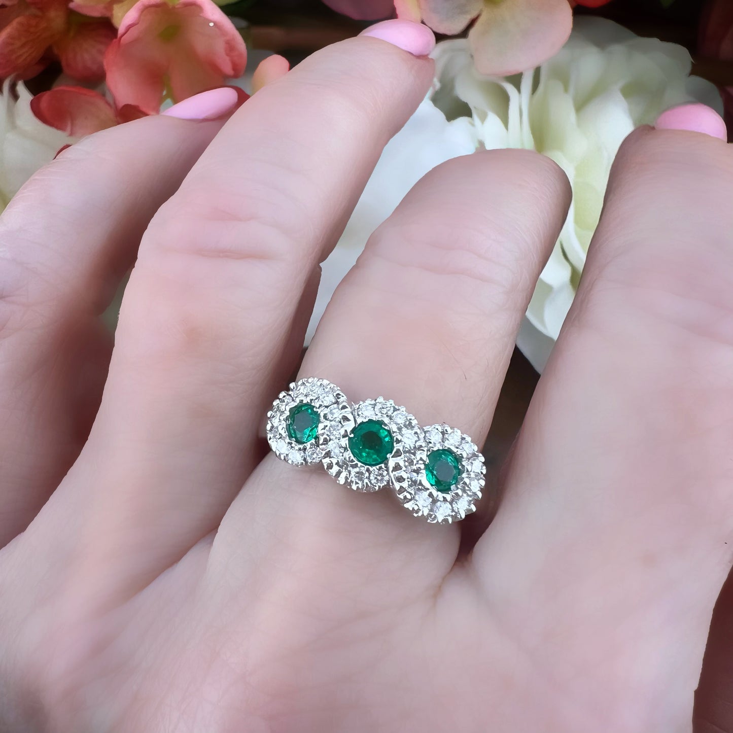 Anello Trilogy con Smeraldi e Diamanti – Oro Bianco 18k