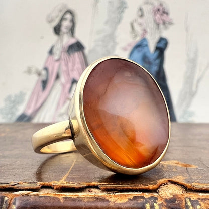 Grande anello chevalière in oro 18 carati e corniola. Italia 1970