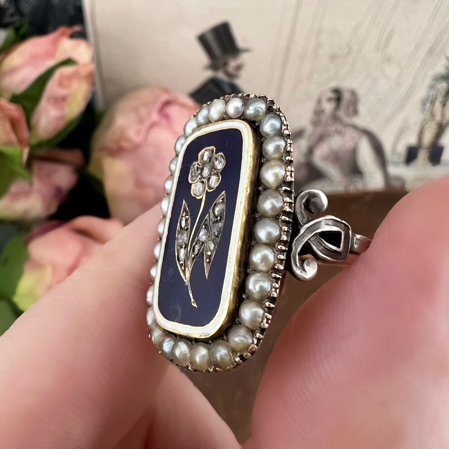 Anello sentimentale “Forget Me Not” con diamanti e perle naturali, Inghilterra 1830-1870
