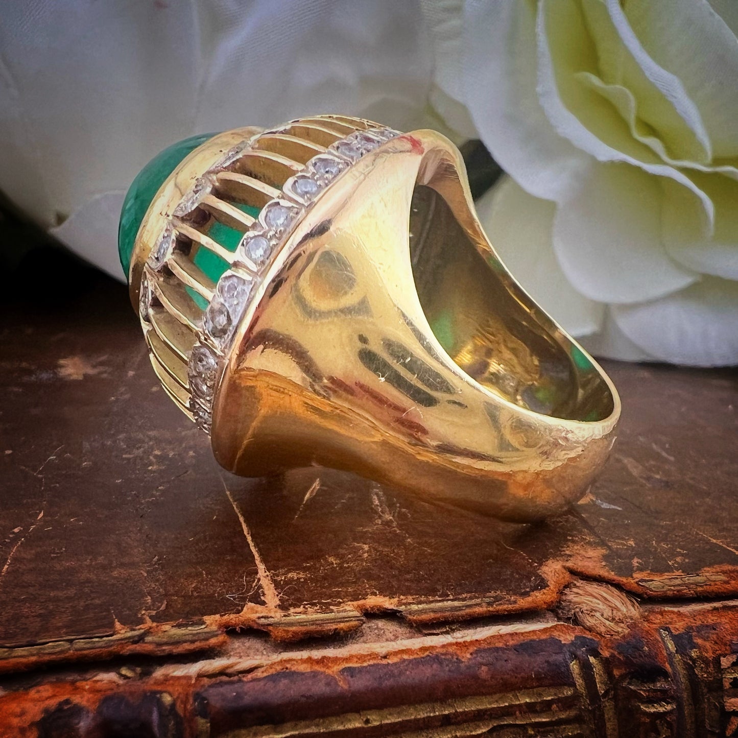 Imponente smeraldo cabochon da 20 ct su oro 18 ct e diamanti