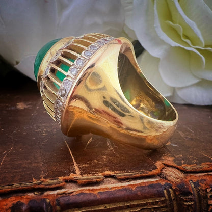 Imponente smeraldo cabochon da 20 ct su oro 18 ct e diamanti