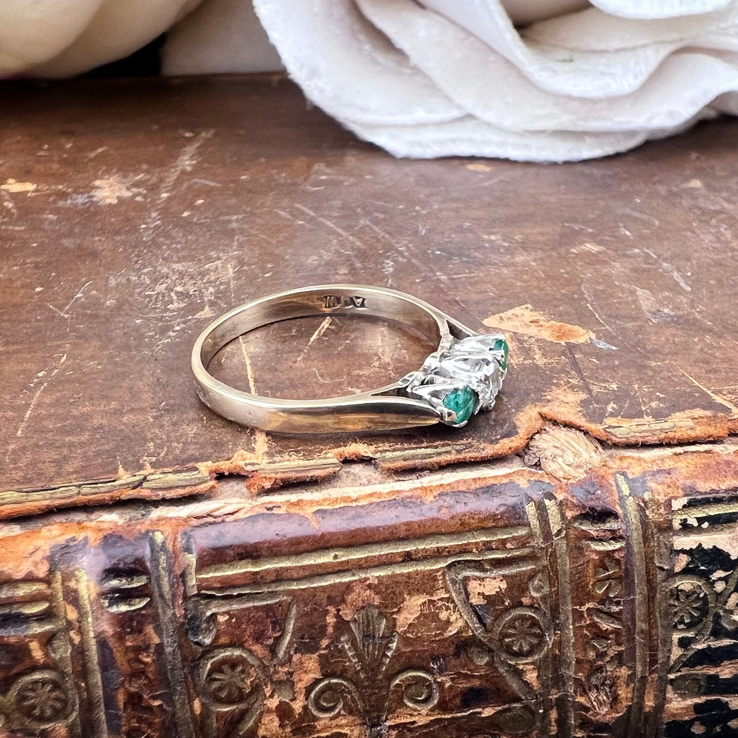 Anello Vintage Trilogy con Diamante e Smeraldi – 1981, Londra