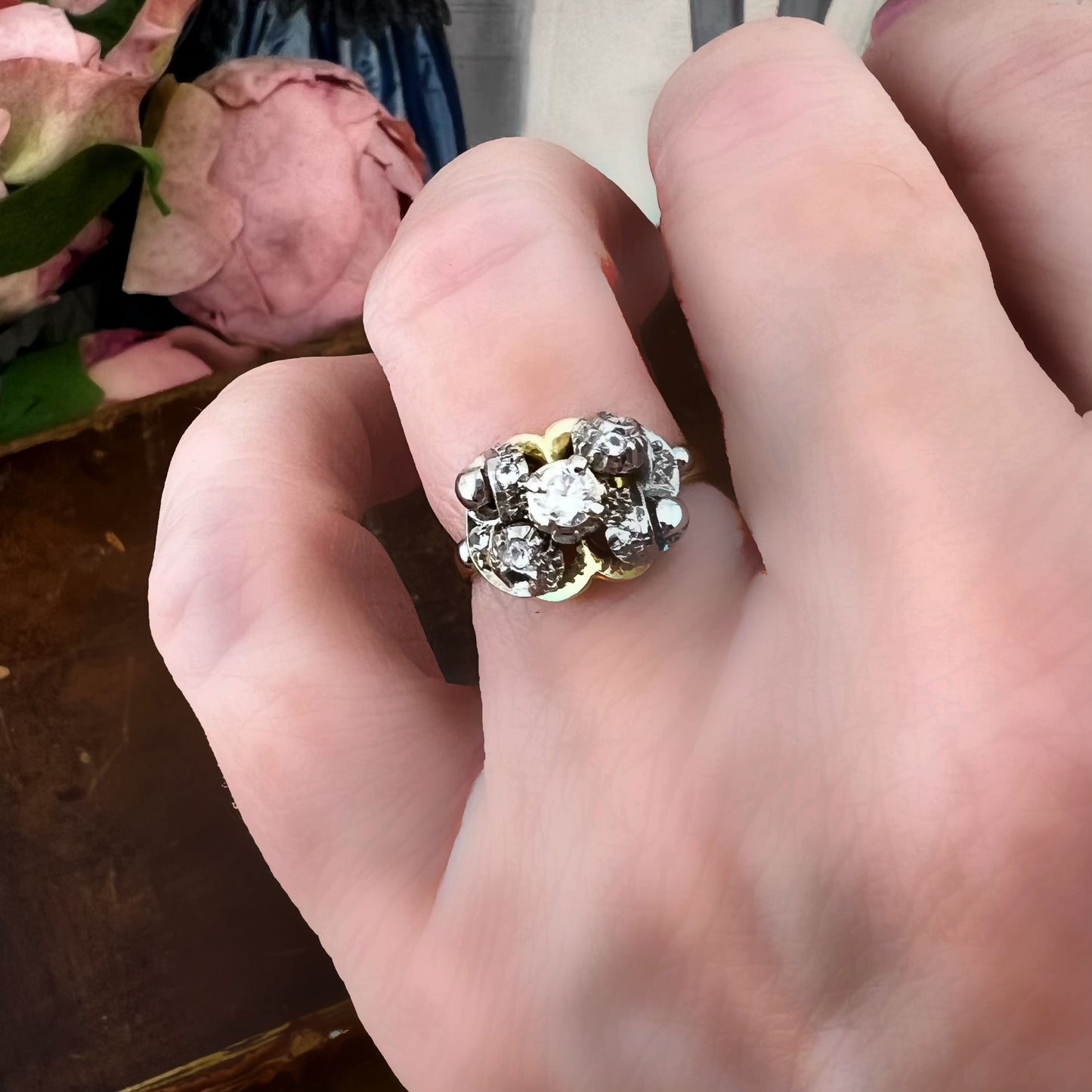 Anello in oro giallo e oro bianco 18 kt con diamanti, Italia, circa 1930