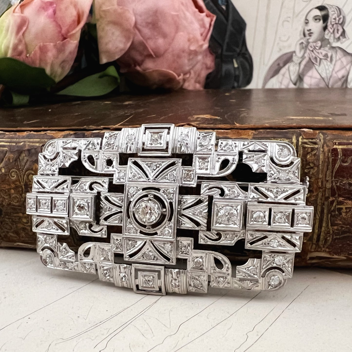 Grande spilla Art Déco in platino e diamanti. 1920-30
