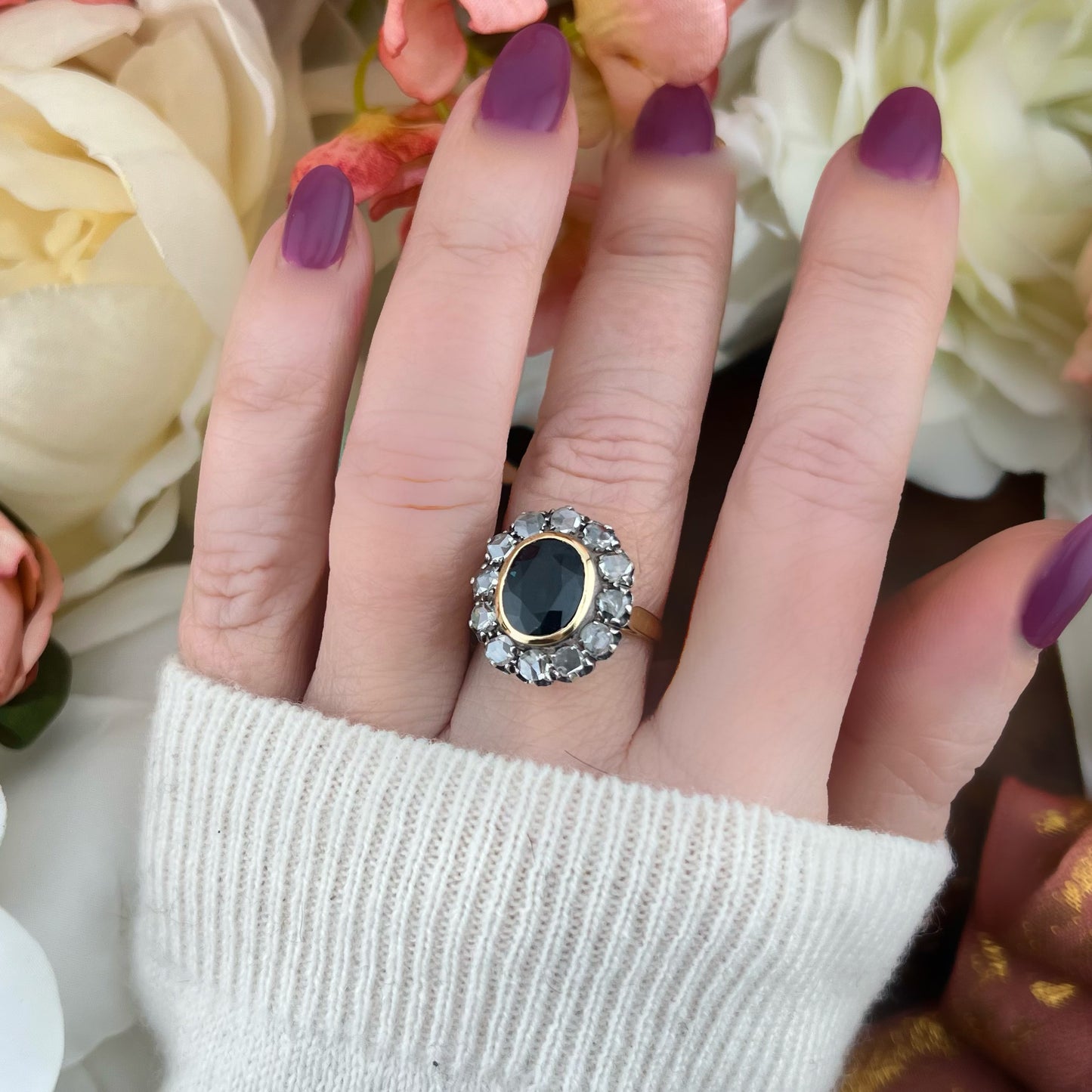 Grande anello margherita con zaffiro teal 3.80 ct e diamanti a rosetta per 1.20-1.30 ct in oro giallo 18k