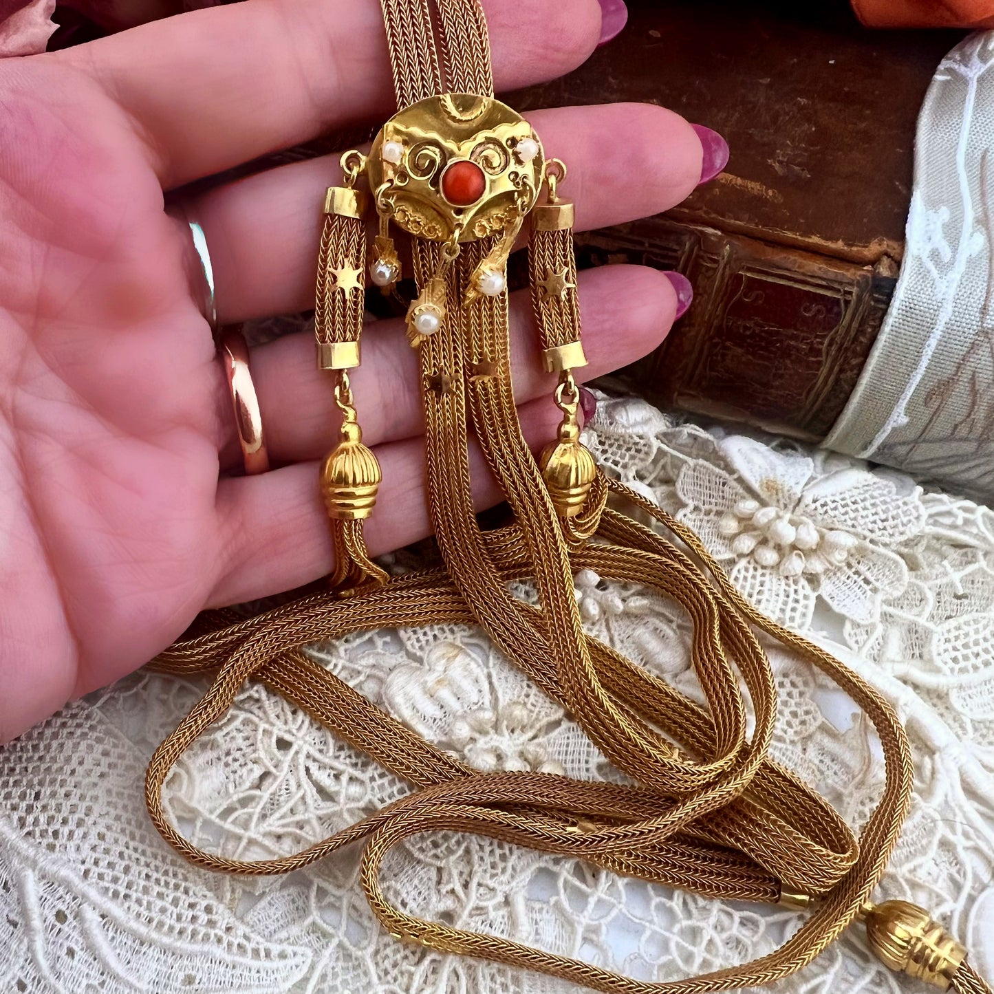 Collana saliscendi in oro con corallo e perline Belle Époque