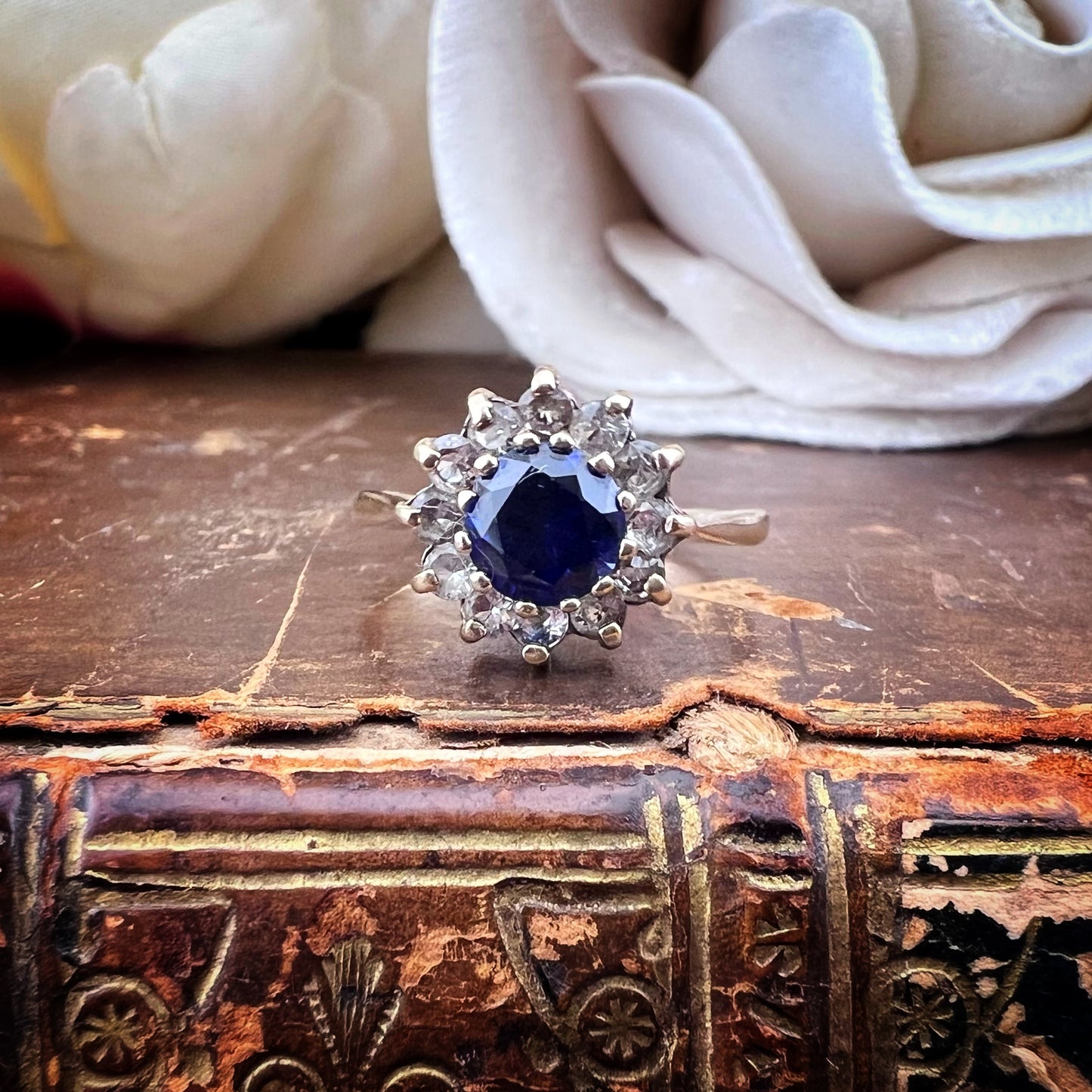 Anello Vintage Margherita con Zaffiro e Quarzi Bianchi – Birmingham 1971