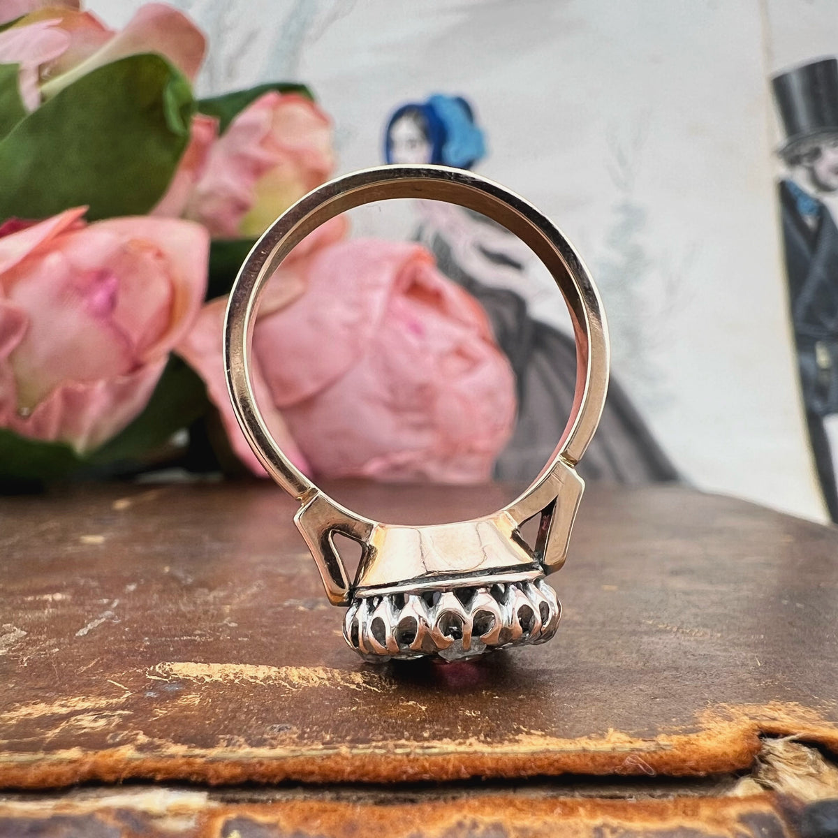Anello margherita con granato rosato e diamanti, oro 18k – Italia, anni ’40