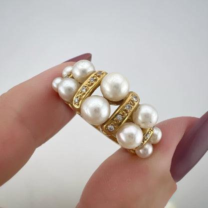 Anello in oro 18 carati perle e diamanti. Milano 1970-80