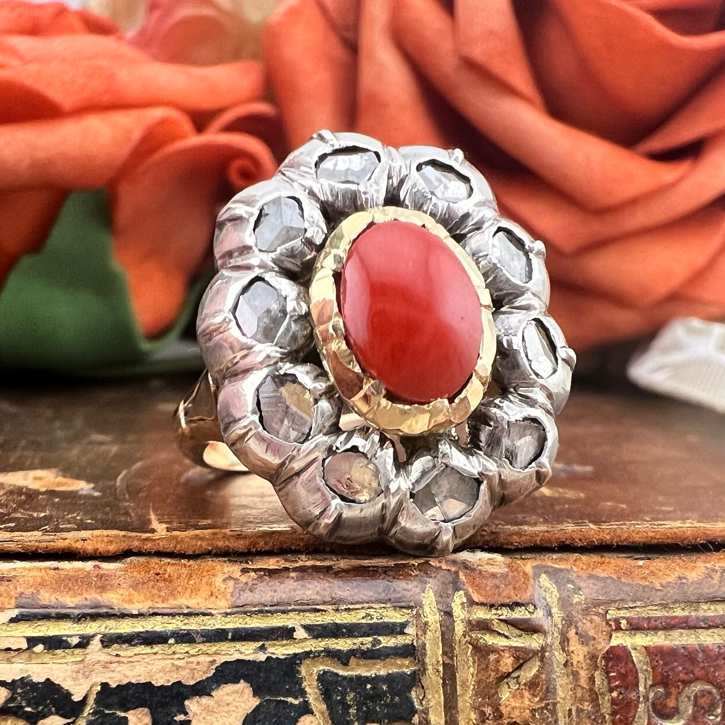 Anello in oro 18k diamanti e corallo. Italia fine 800